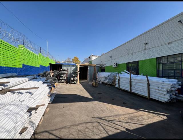 1,300M² WAREHOUSE TO LET IN FERNDALE